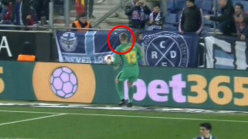 იასპერ სილესენს ტრიბუნებიდან გაურკვეველი ნივთი ესროლეს