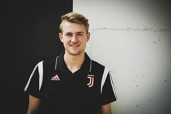 MD: მატიას დე ლიხტს "ბარსელონაში" პიკესა და ალბაზე მაღალი ხელფასი სურდა