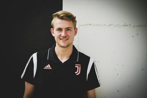 MD: მატიას დე ლიხტს "ბარსელონაში" პიკესა და ალბაზე მაღალი ხელფასი სურდა