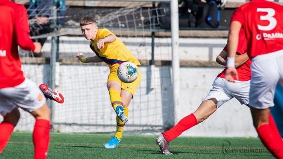 ინგლისელმა ტალანტმა "ბარსელონას" იმედები ვერ გაამართლა: 17 წლის ცენტრფორვარდმა კლუბი დატოვა