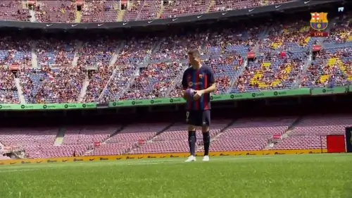 ლევანდოვსკის პრეზენტაციას უფრო მეტი ადამიანი დაესწრო, ვიდრე თამაშების უმრავლესობას